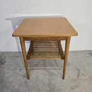 Table basse en bois des années 70 avec étagère à lattes.