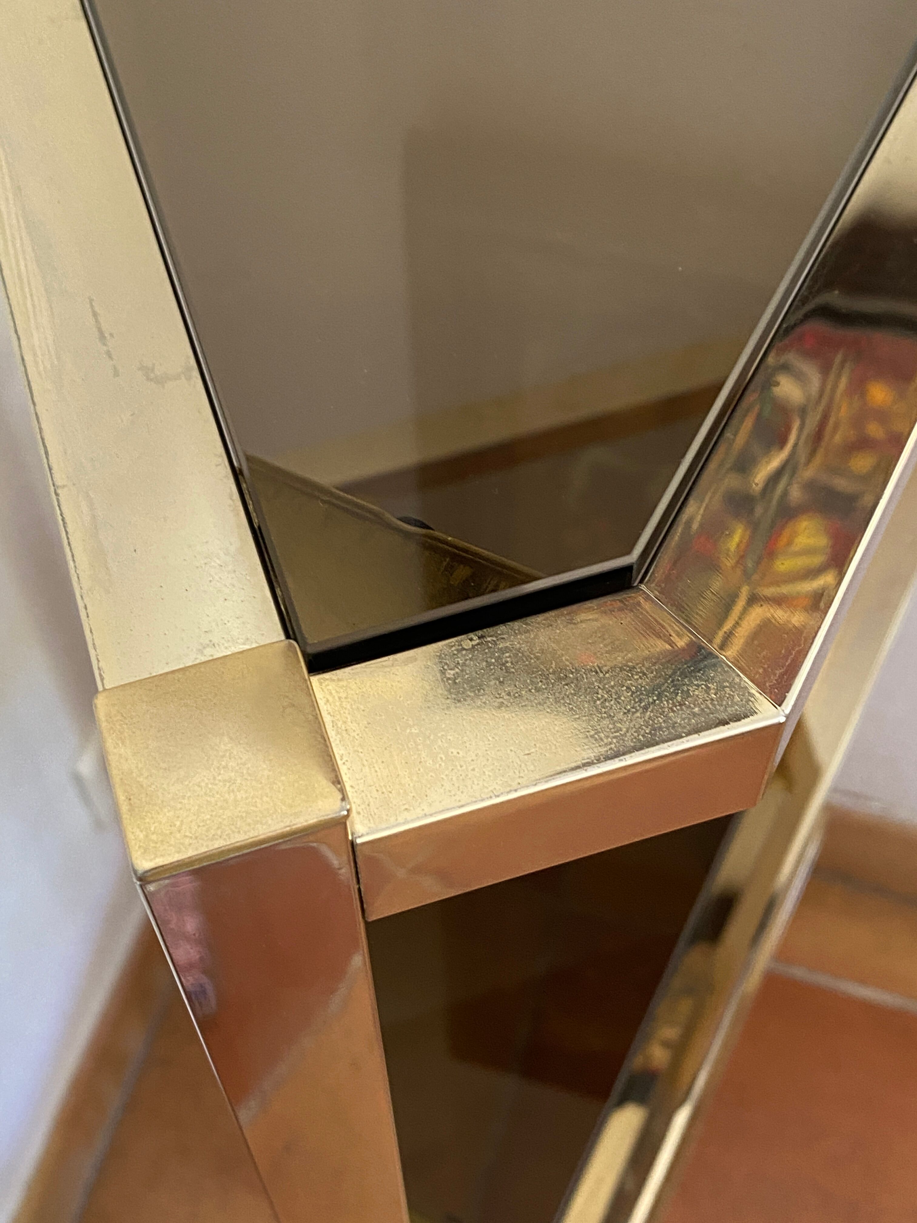 Console d’angle en laiton et verre fumés
