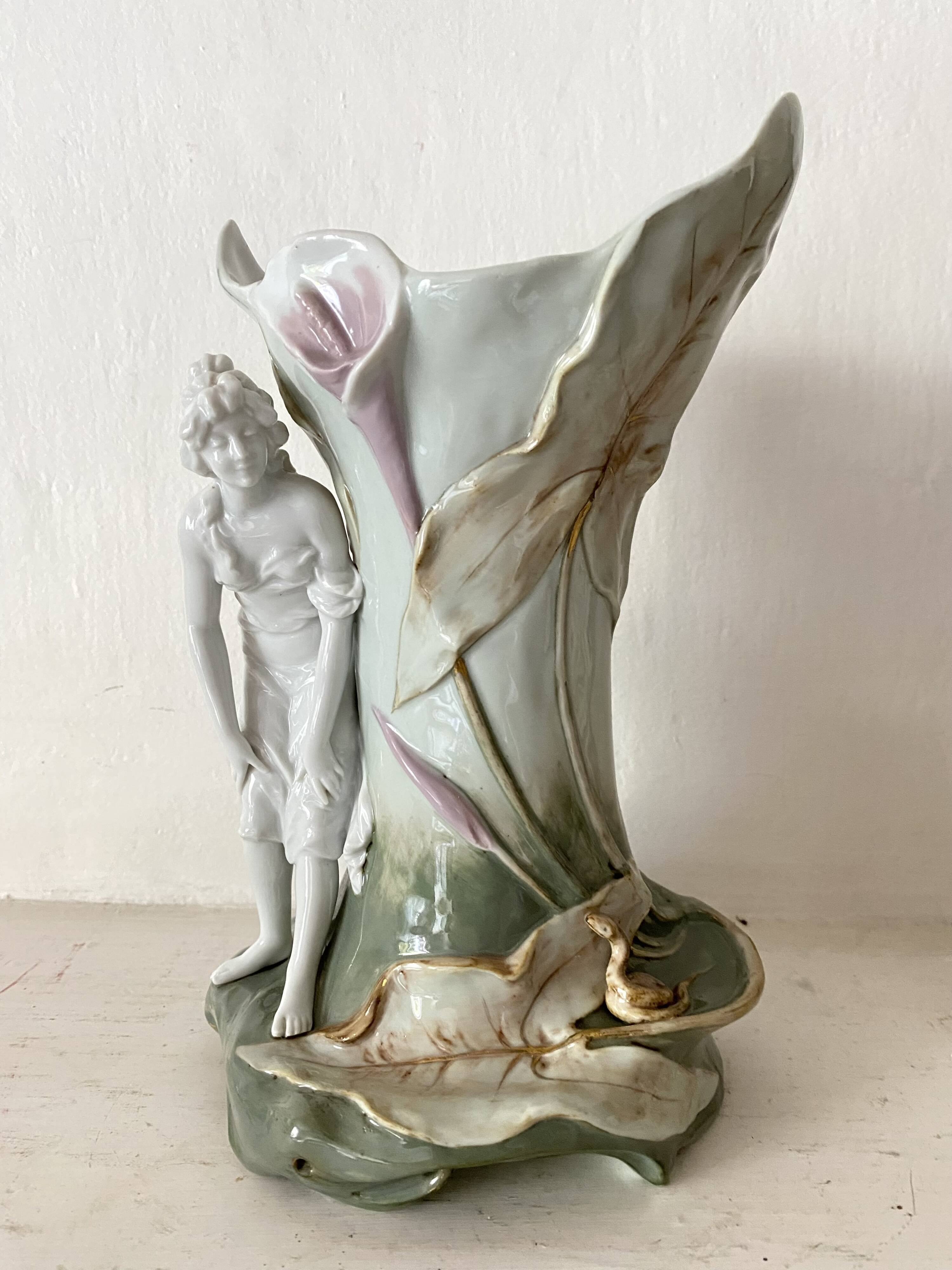 Vase art nouveau en barbotine