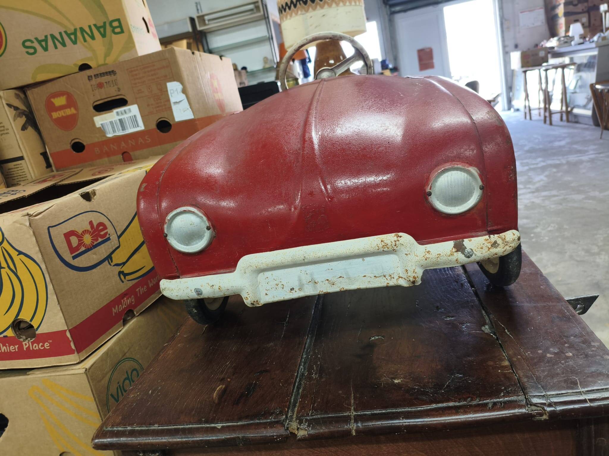 Voiture à pédales Vintage en métal rouge et blanc - Année 50/60