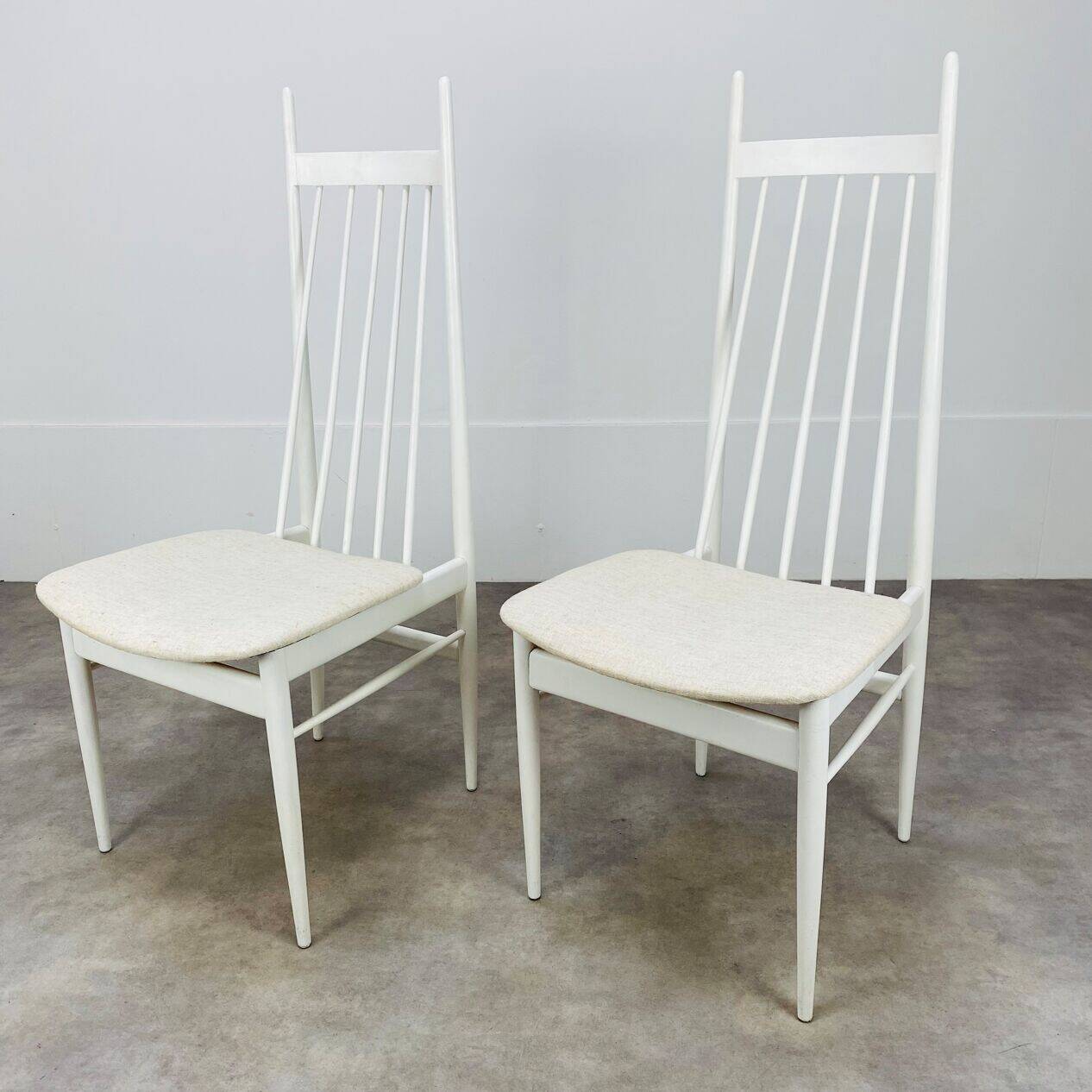 2 Scandinavian slatted chairs, white, from the 1960s.