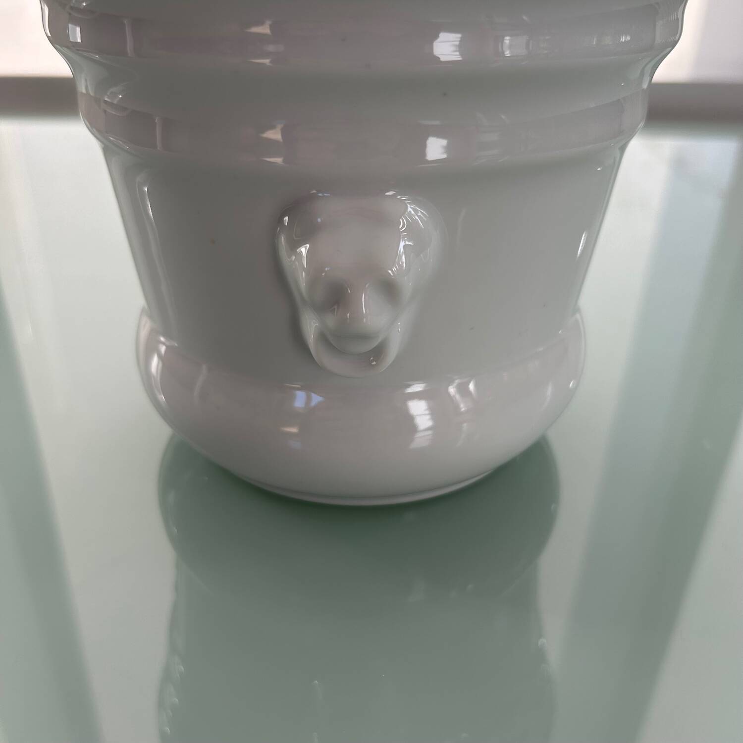White porcelain cache-pot