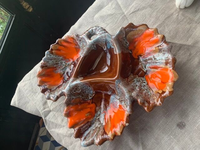 Servant with leaf-shaped compartments, slip, enamelled ceramics stamped Vallauris