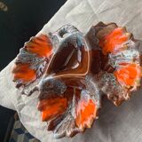 Serviteur a compartiments en forme de feuille, barbotine, ceramique émaillée estampillée Vallauris