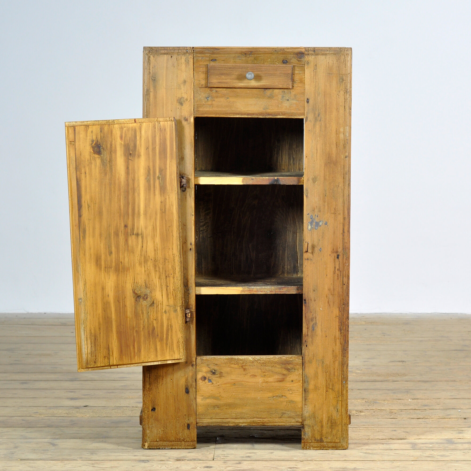 Cabinet en pin, vers 1920
