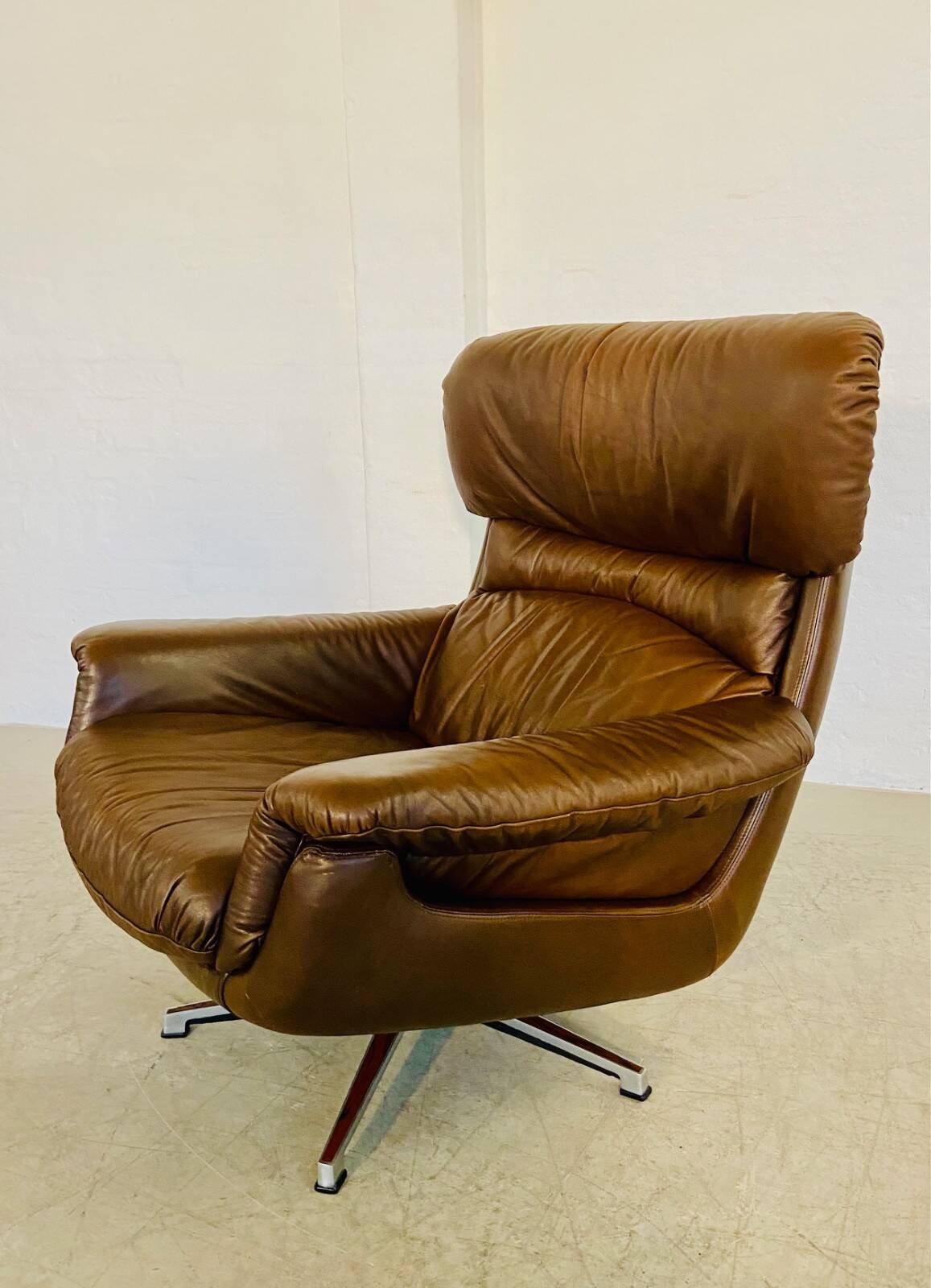 Chaise œuf pivotante en cuir danoise vintage des années 1970 par Bramin