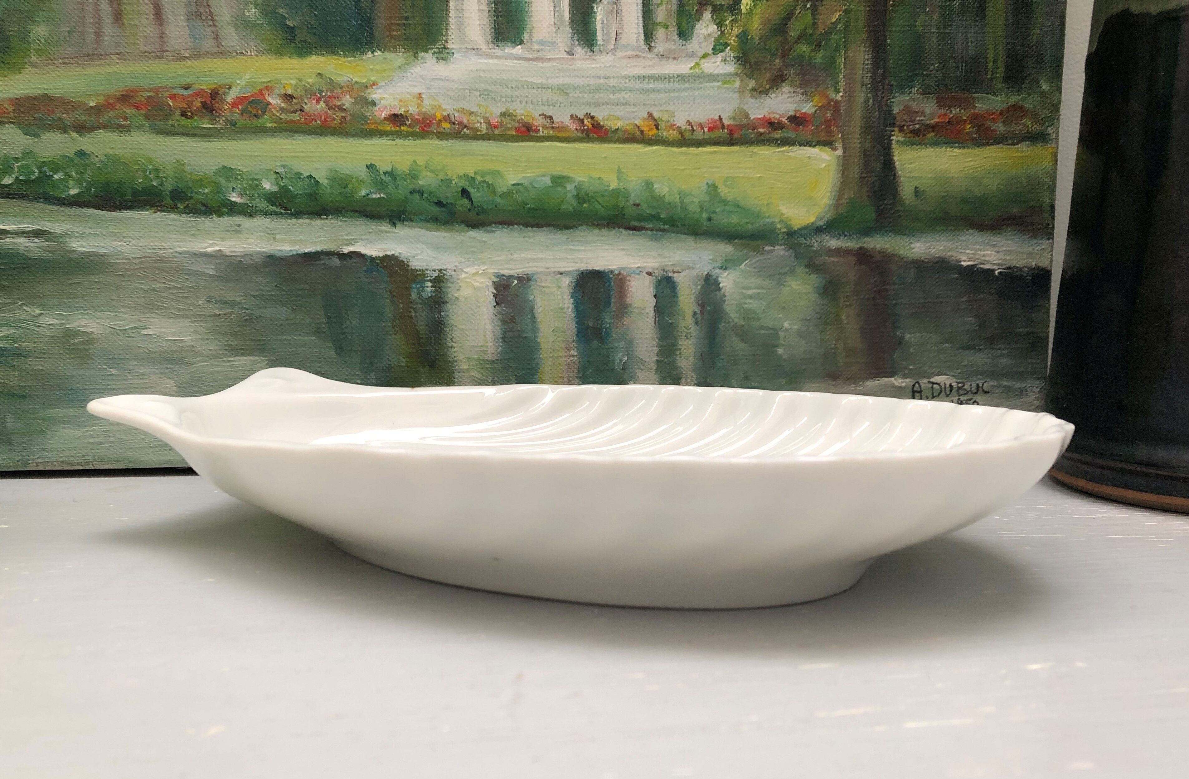 Porte savon en forme de coquille, en porcelaine ancienne, aux lignes épurées du style art déco.