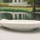 Porte savon en forme de coquille, en porcelaine ancienne, aux lignes épurées du style art déco.