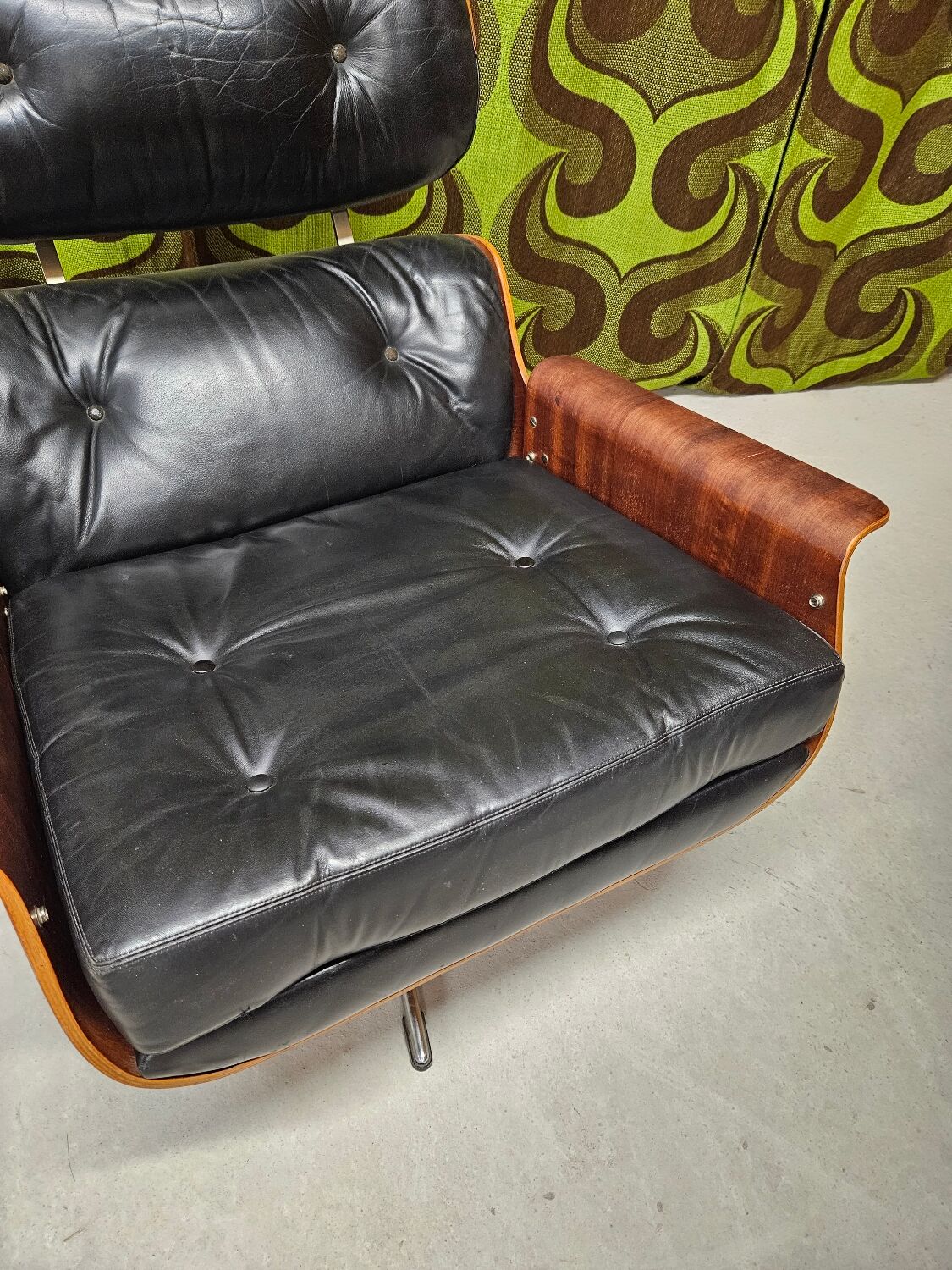 Fauteuil lounge cuir noir 1970 vintage
