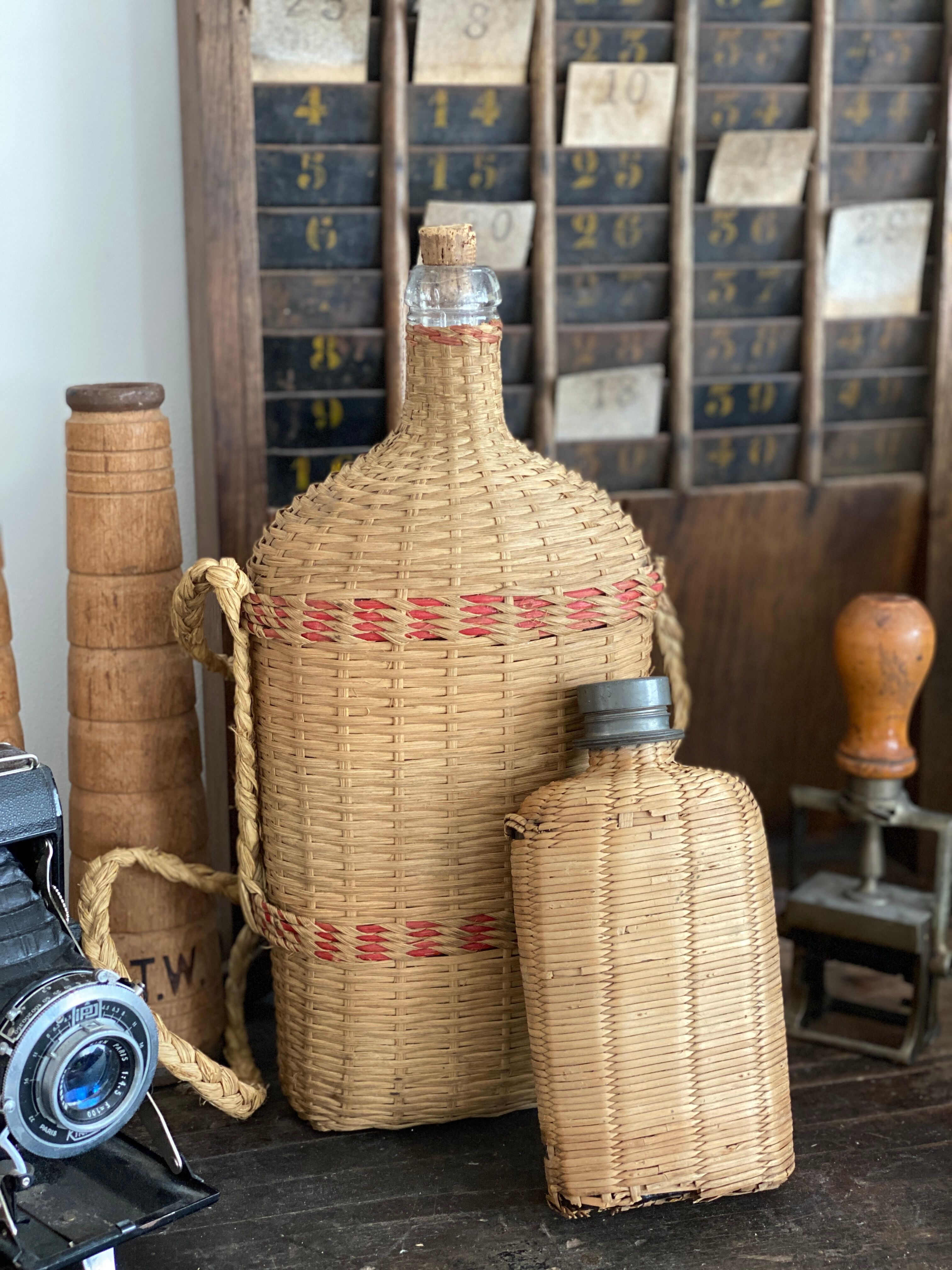 Duo de bouteilles en rotin