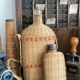 Duo de bouteilles en rotin