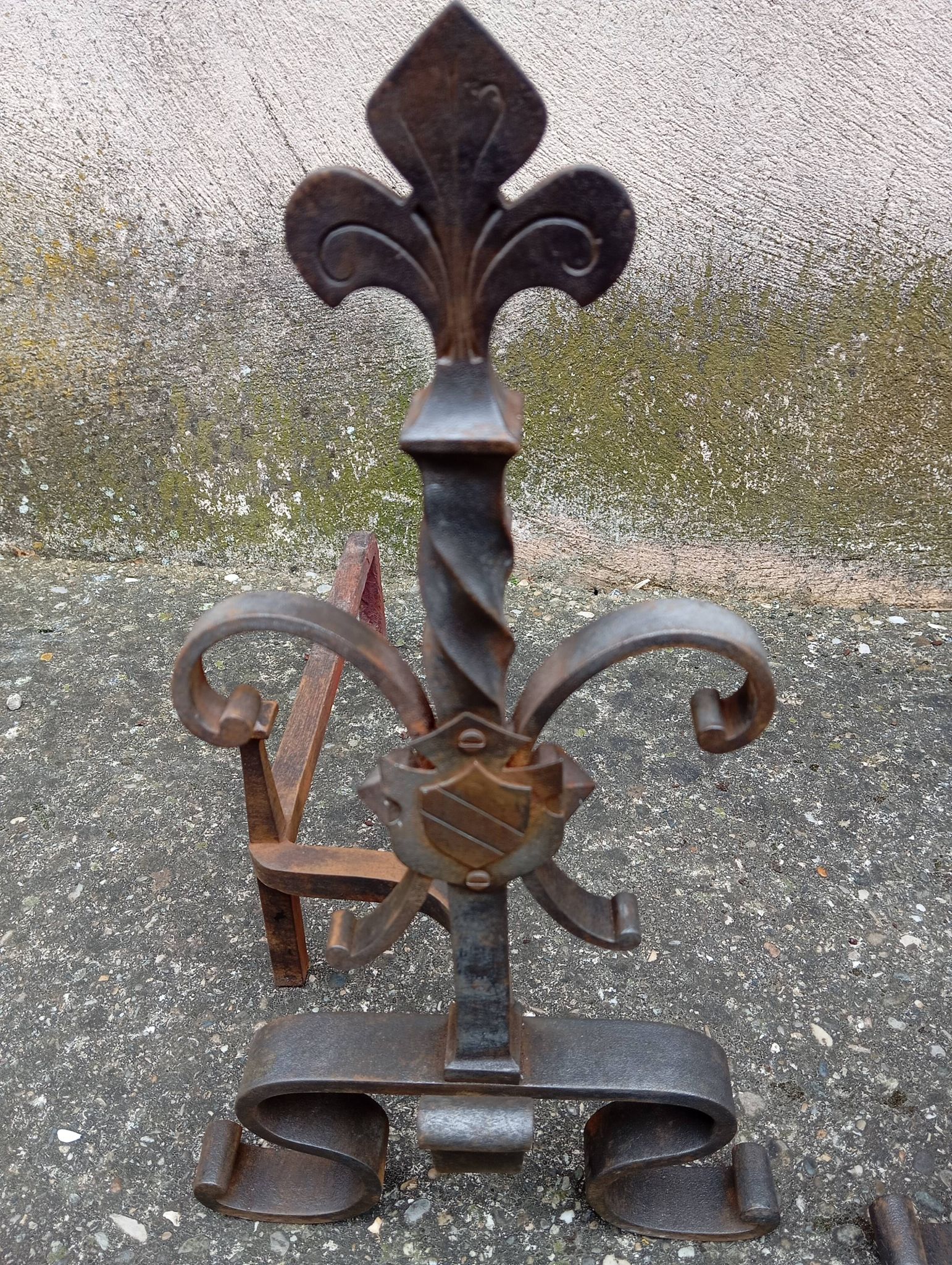 Pair of fleur-de-lys pattern andiron