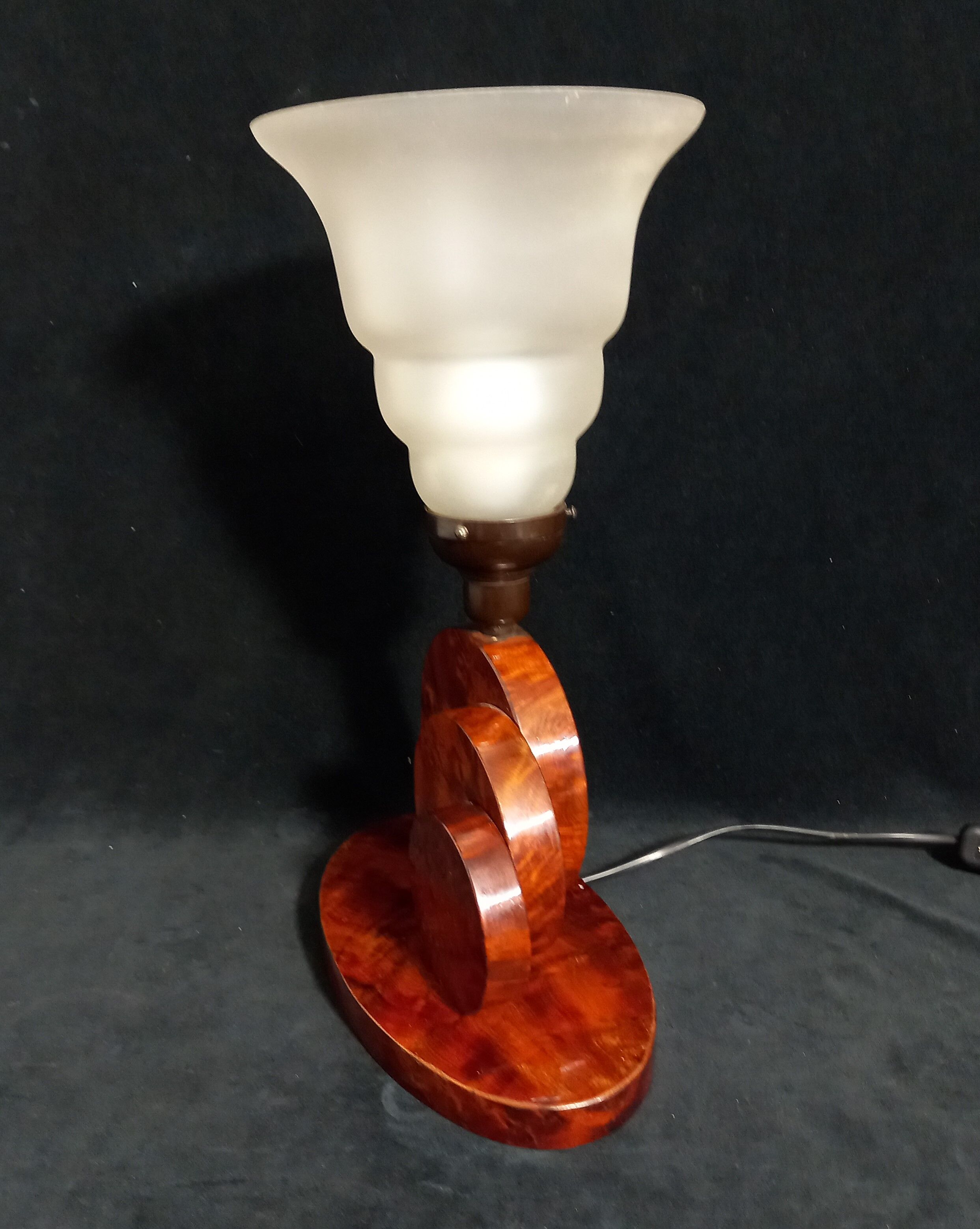 Lampe sculptural art déco en loupe d’acajou