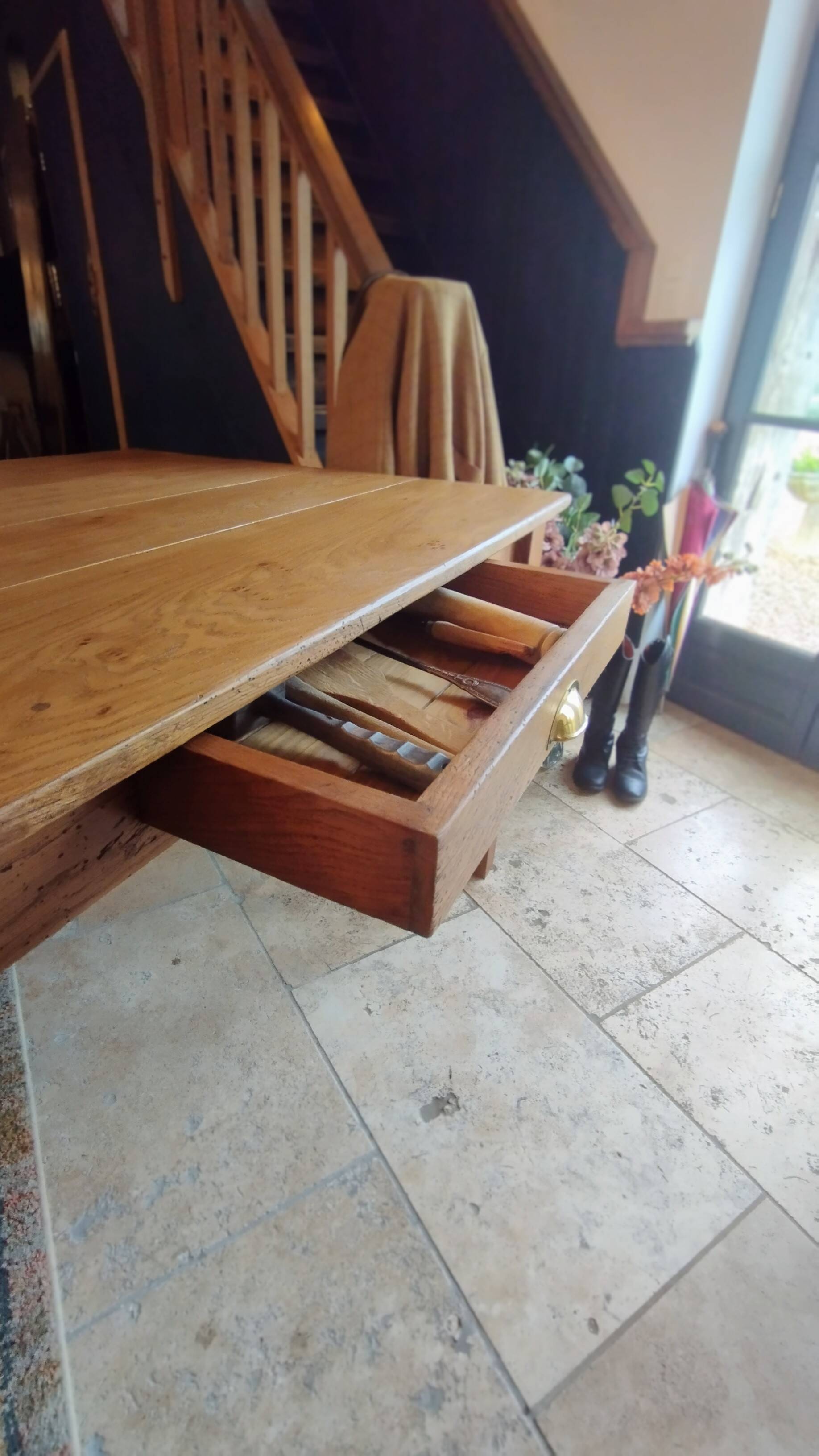 Table de ferme en chêne massif Français.240 x100 patiné avec deux tiroirs.