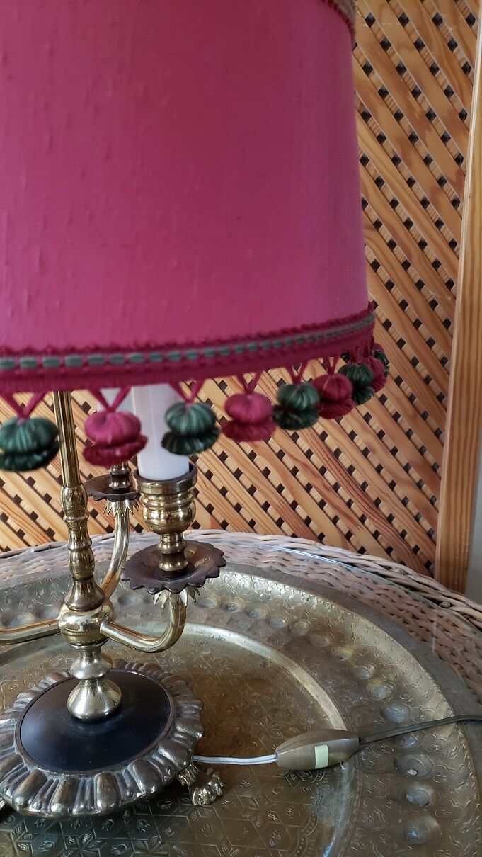 Desk lamp foot claws