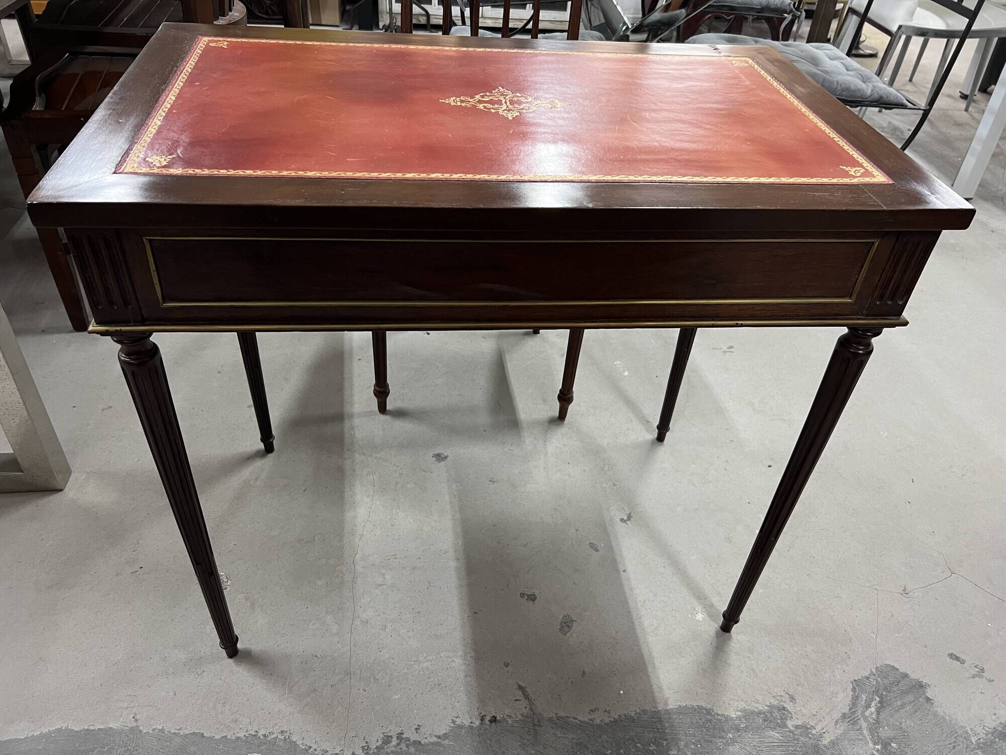 Flat desk and Louis XVI style chair in mahogany veneer (nineteenth century)