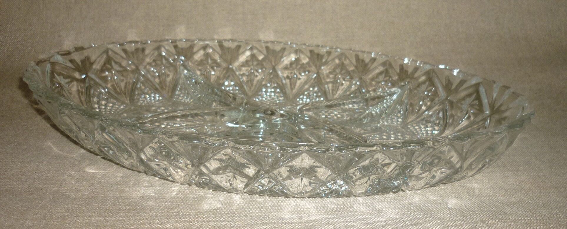 Oval compartmentalized plate in transparent glass