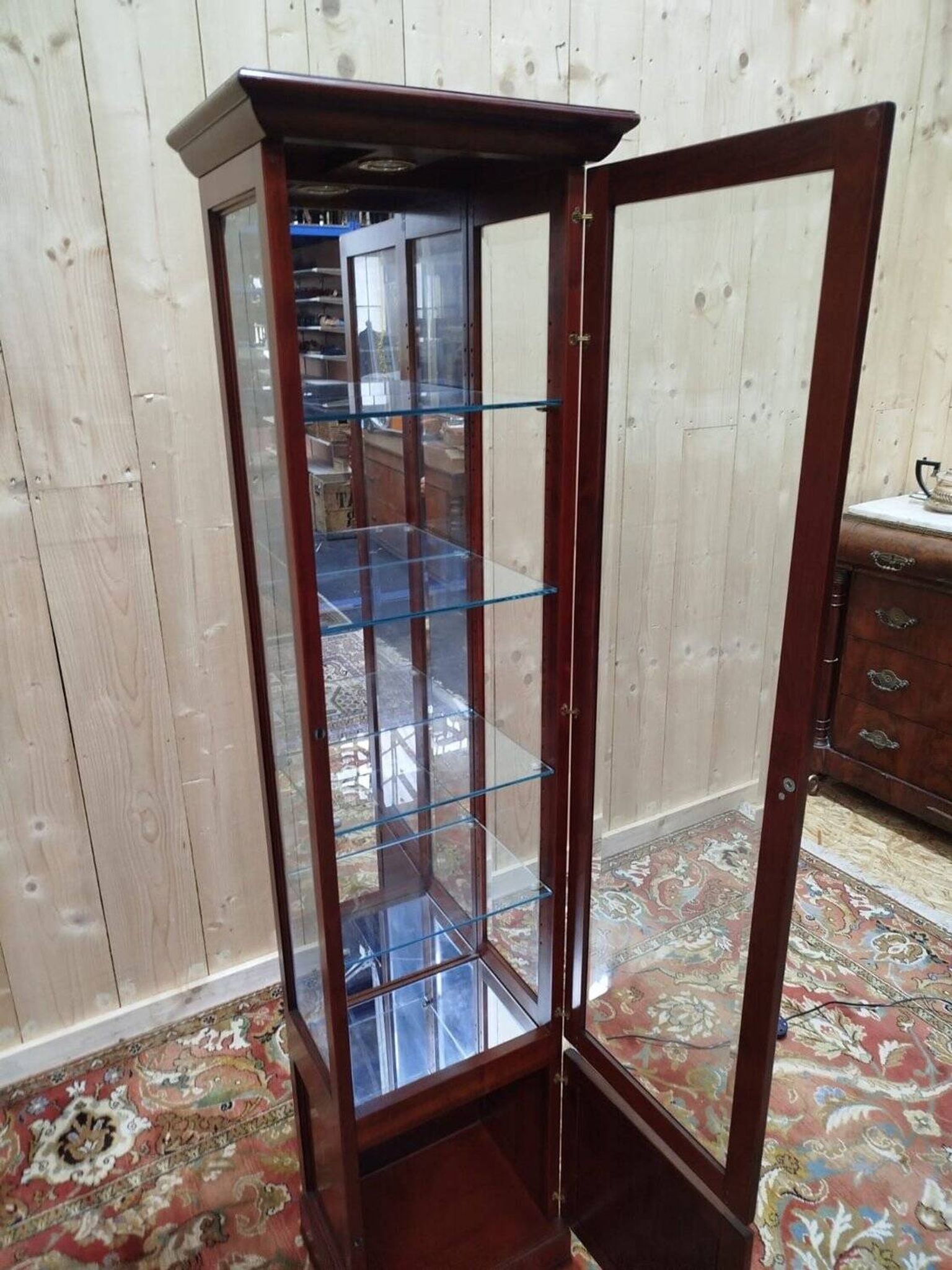 Vitrine étroite de présentation en merisier