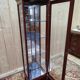 Vitrine étroite de présentation en merisier