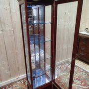Vitrine étroite de présentation en merisier