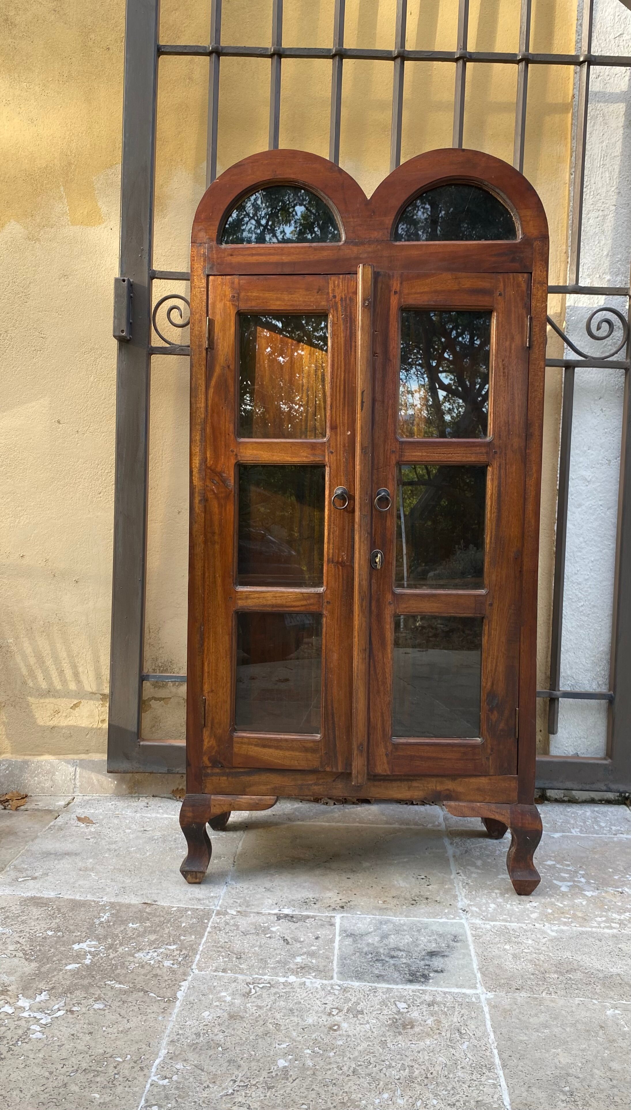Exotic showcase cabinet 2 doors with key