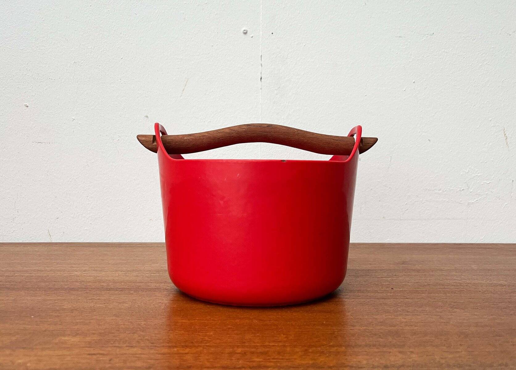 Red enamelled cast iron pot in mid-century style with teak handle by Timo Sarpaneva for Rosenlew of Finland, 1960s.