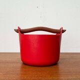Red enamelled cast iron pot in mid-century style with teak handle by Timo Sarpaneva for Rosenlew of Finland, 1960s.