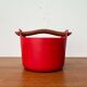 Pot en fonte émaillée rouge style milieu du siècle avec poignée en teck par Timo Sarpaneva pour Rosenlew de Finlande, années 1960