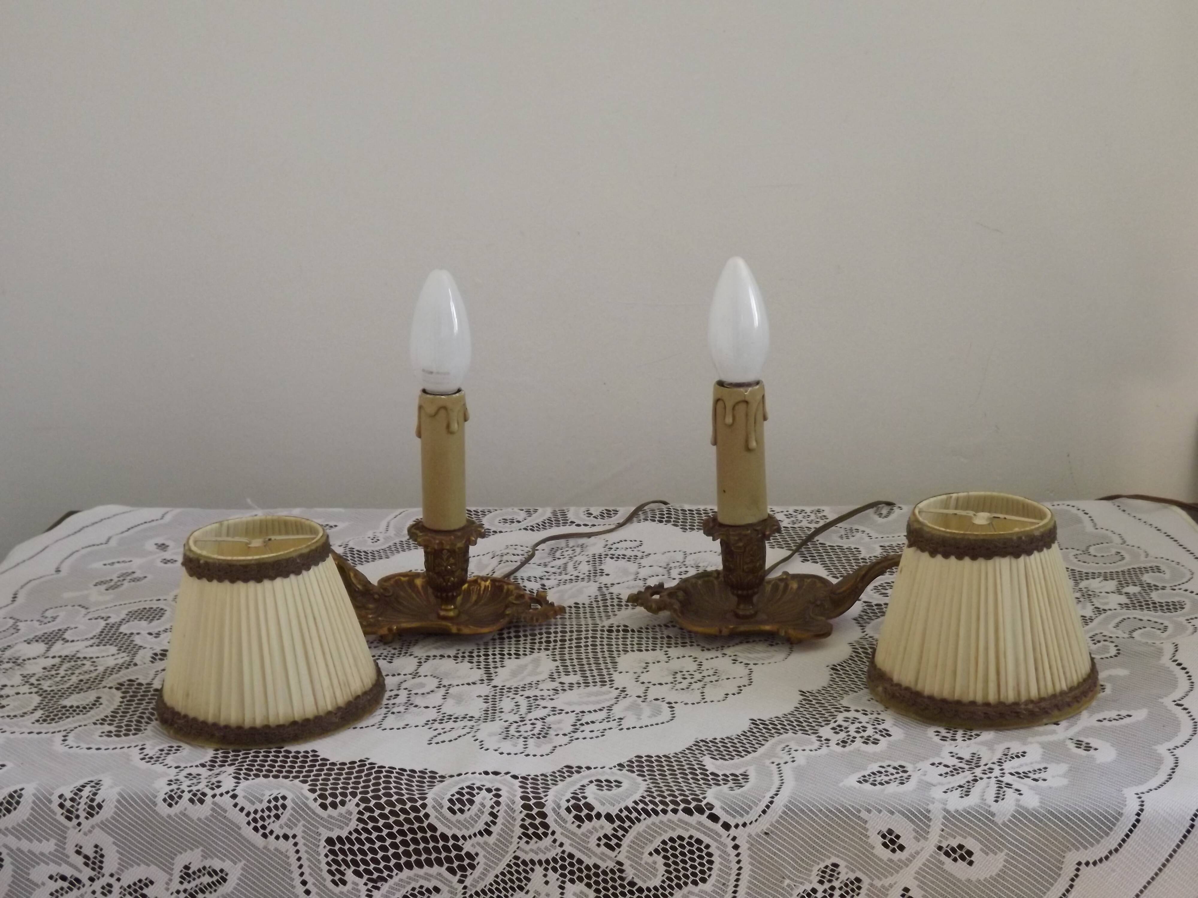 Paire de lampes candélabres vintage en bronze avec abat-jours en tissu plissé, France