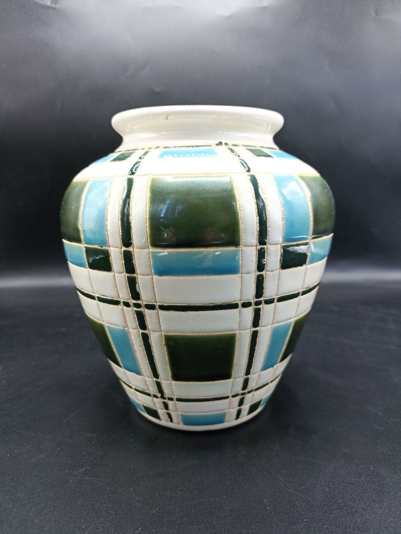 Vase en céramique émaillé à carreaux