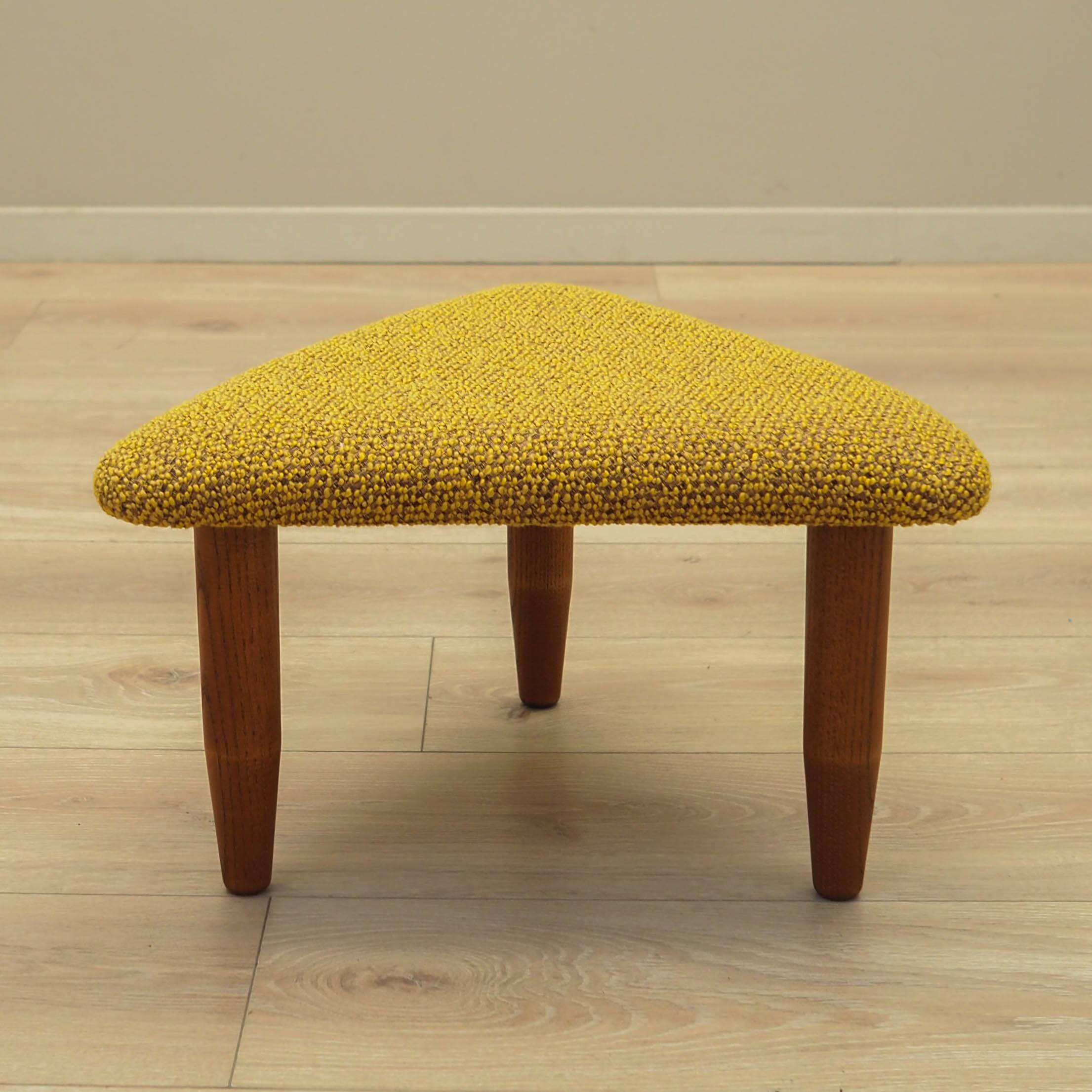 Repose-pied danois en tissu moutarde, années 1990
