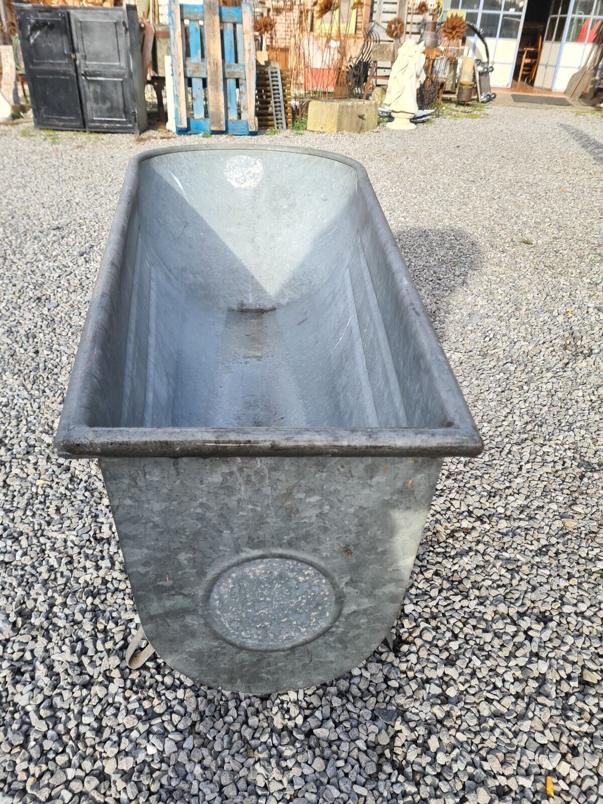 Zinc bathtub