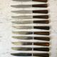 Lot de 11 couteaux à dents en bois années 50