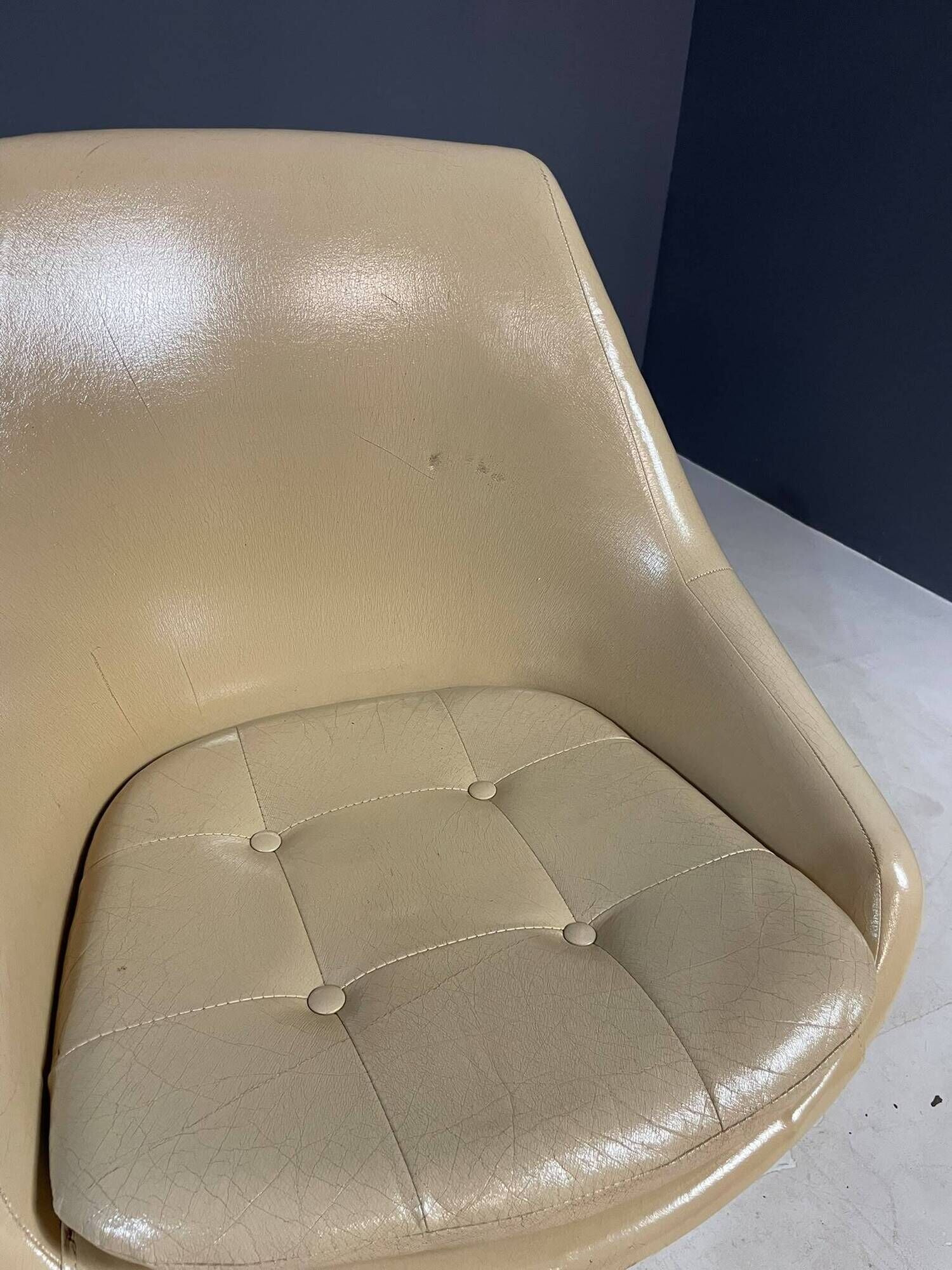 Pair of beige swivel chairs with chrome pedestal bases, France, 1970s, 82 × 55 × 45 cm