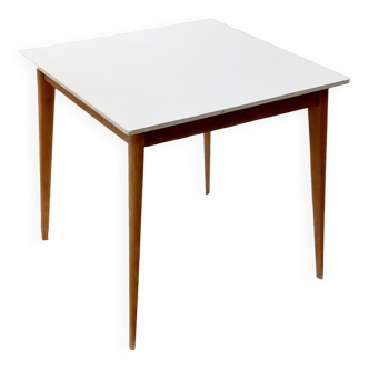 Table scandinave