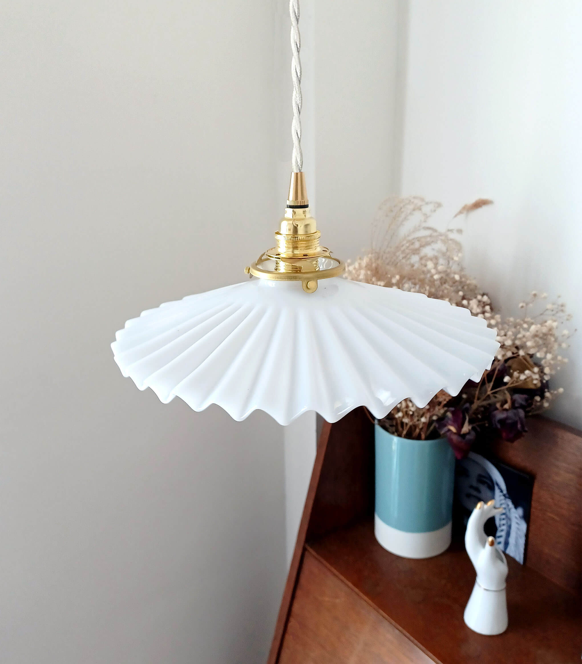 Serrated opaline suspension