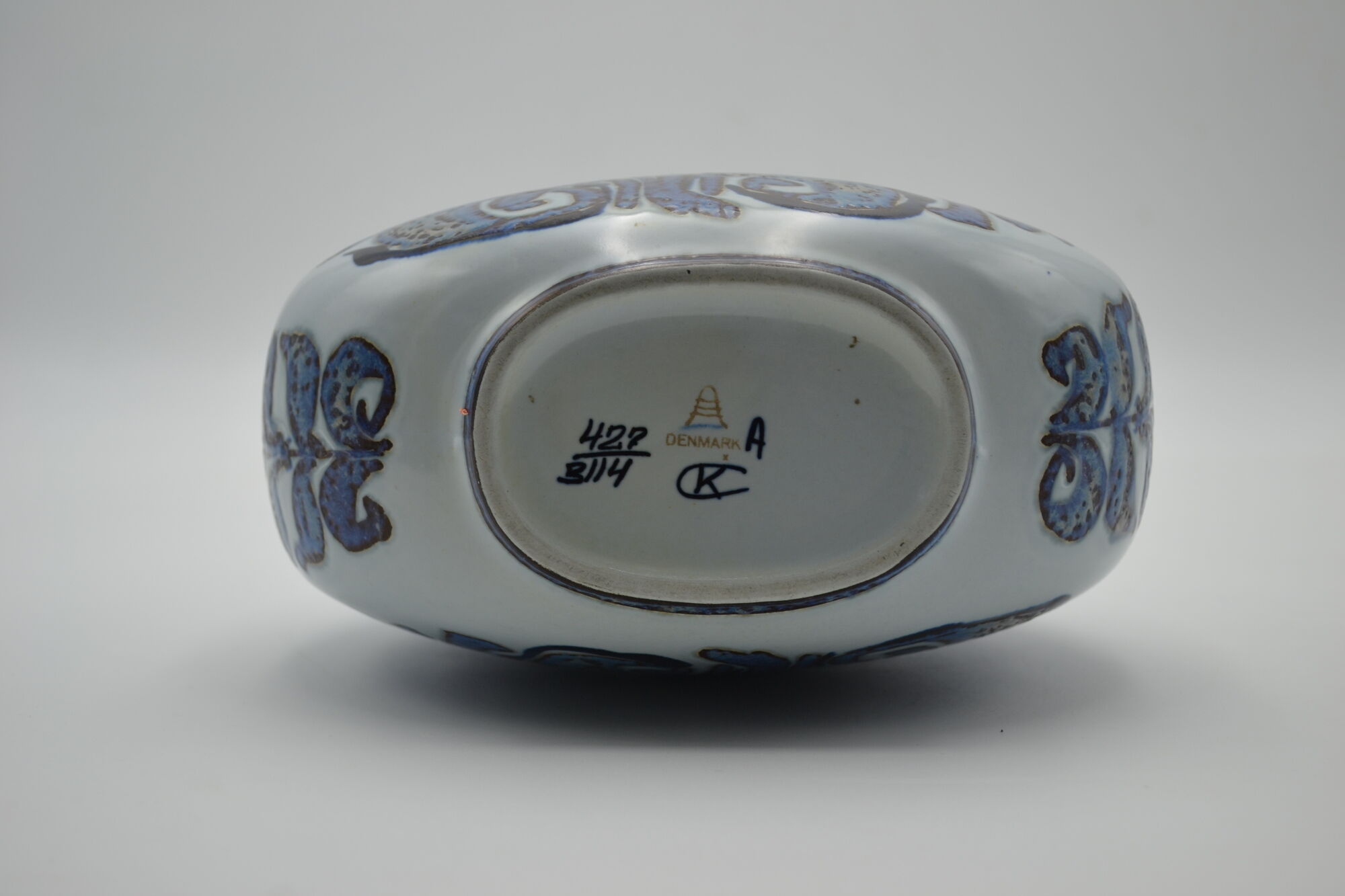 Vase en faïence de la série Tenera de Kari Christensen pour Aluminia