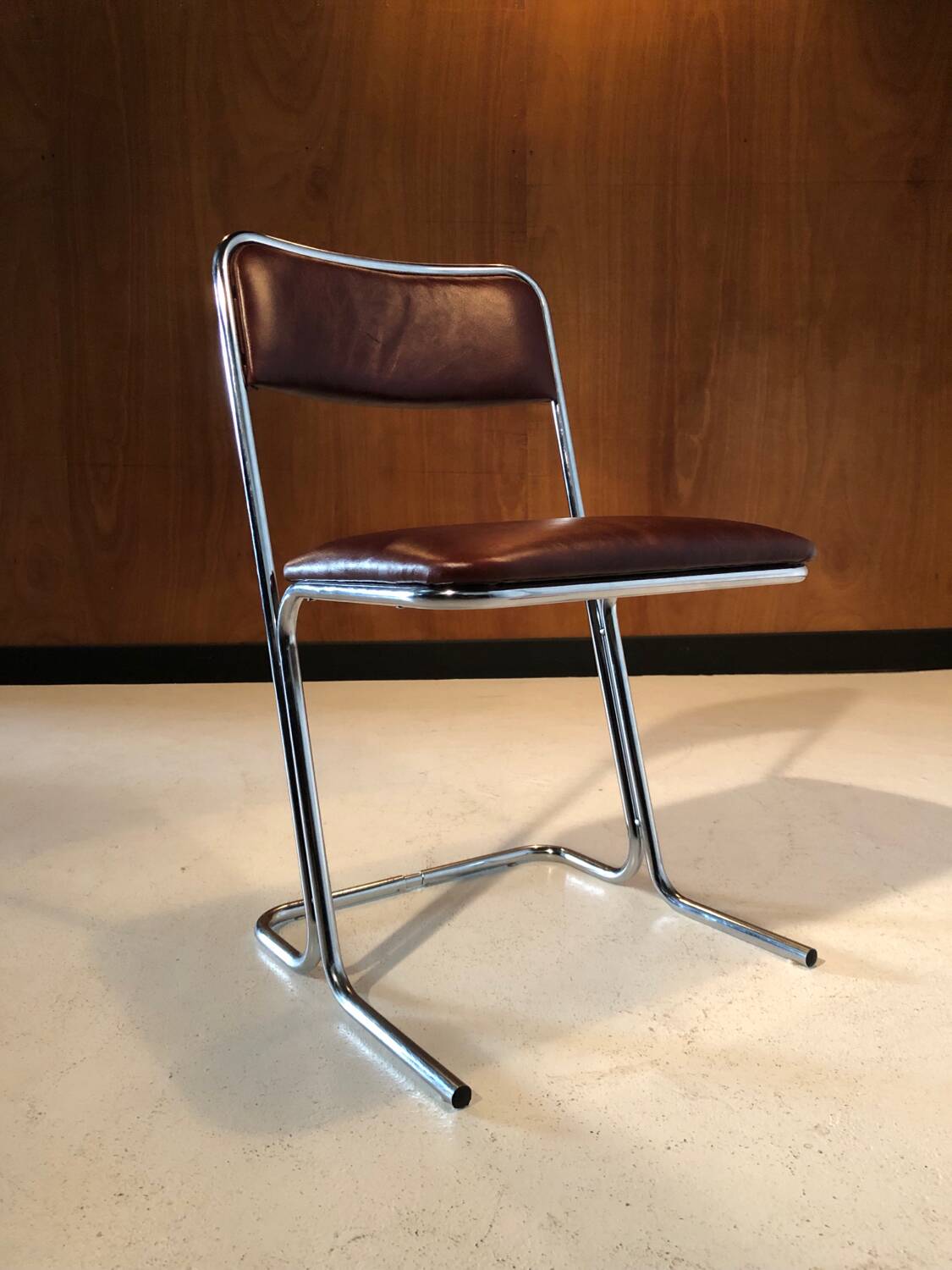 Chaise vintage vers 1970 - cuir et chrome