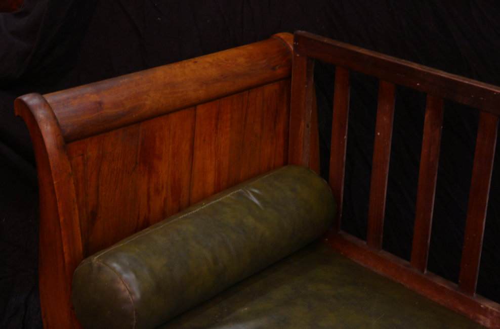 Banquette en noyer et cuir vert du XIXe siècle