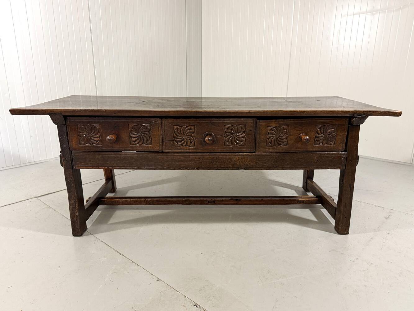 Table basse espagnole antique brutaliste