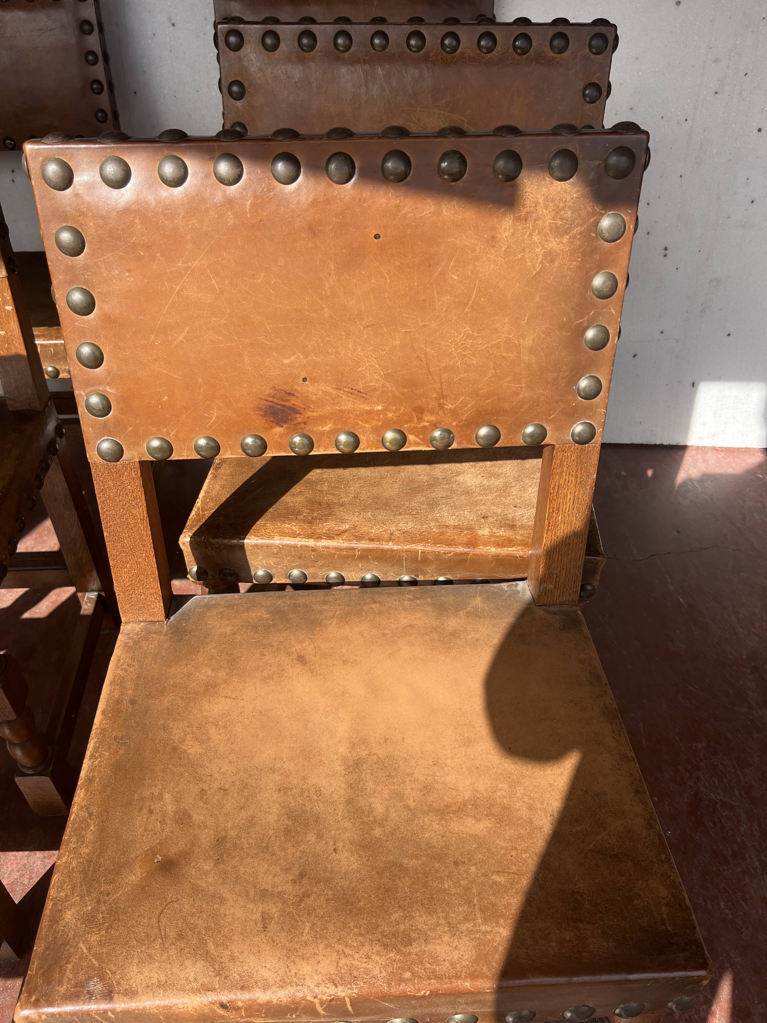 Suite de six chaises de style Renaissance en chene XX siècle