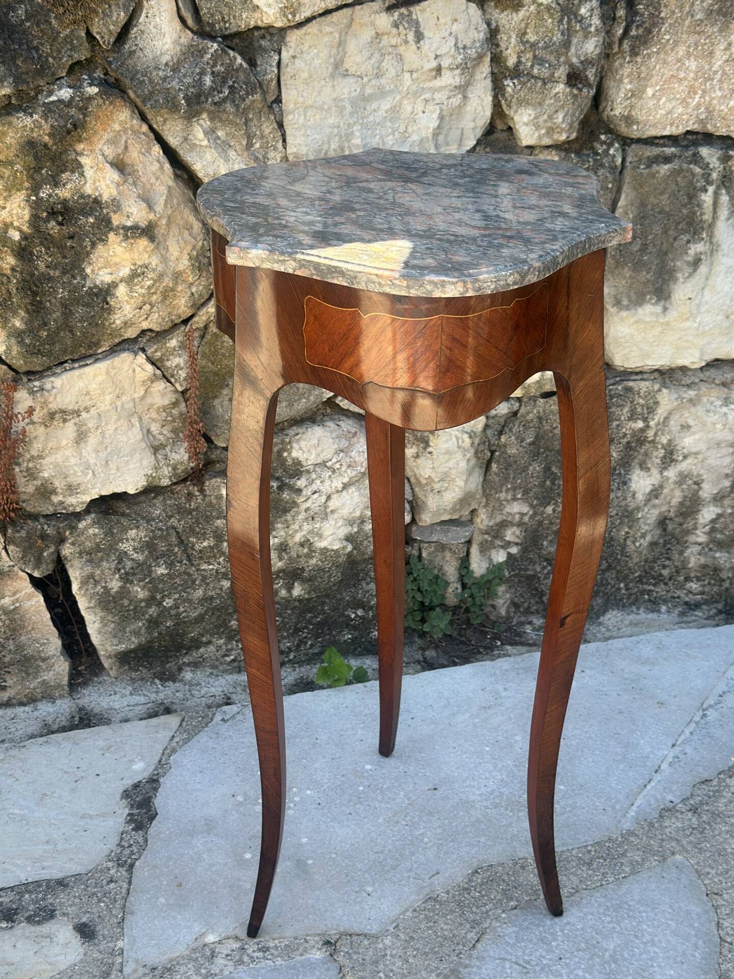 Table volante en Marqueterie de bois précieux de style Louis XV .