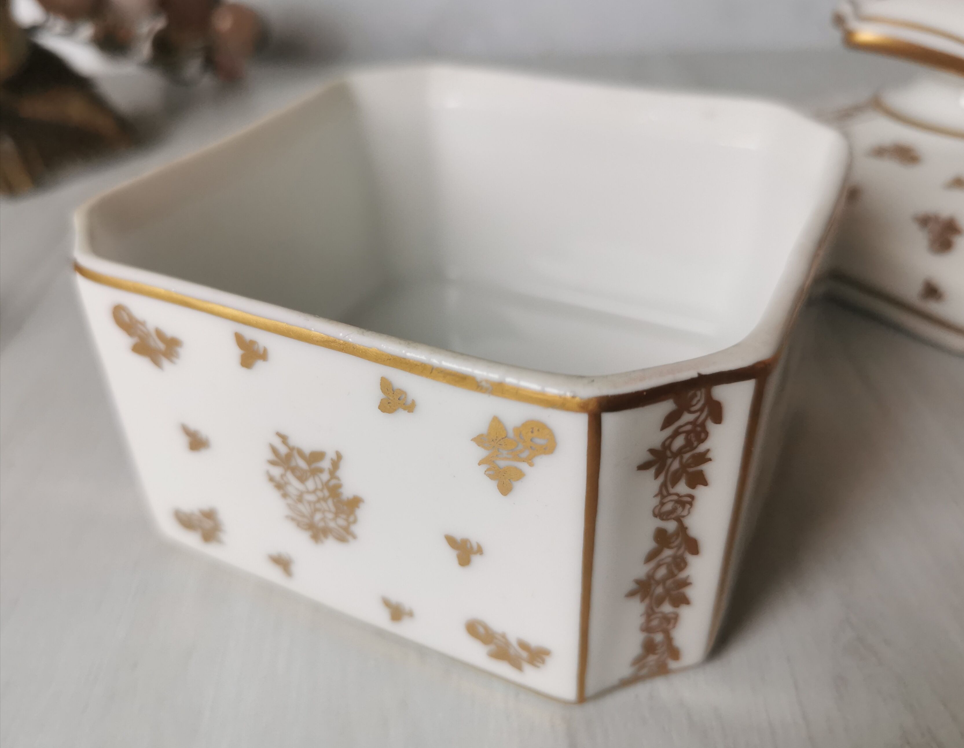 Porcelain bonbonnièree de Limoges