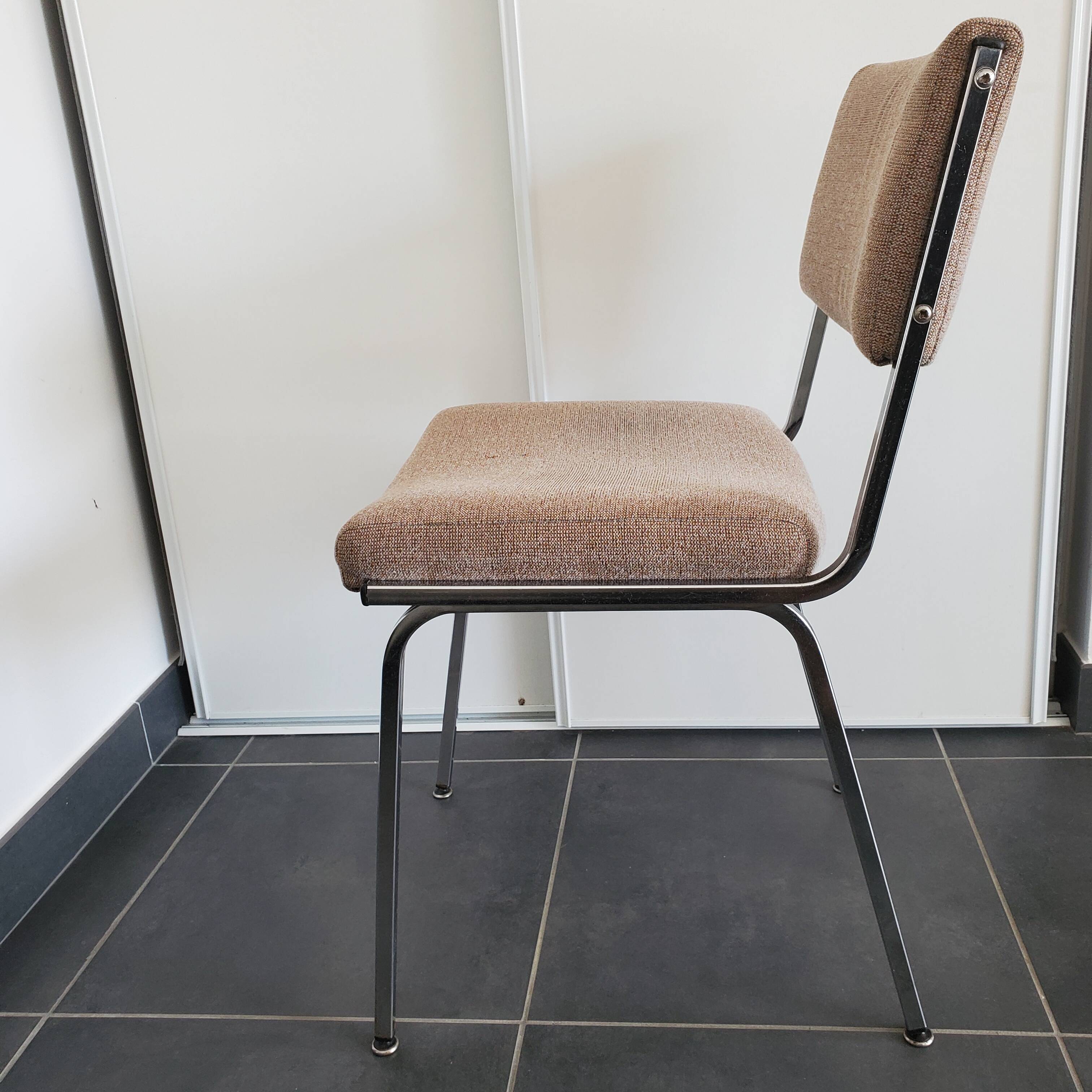 Chaise inclinée métal et assise tissu