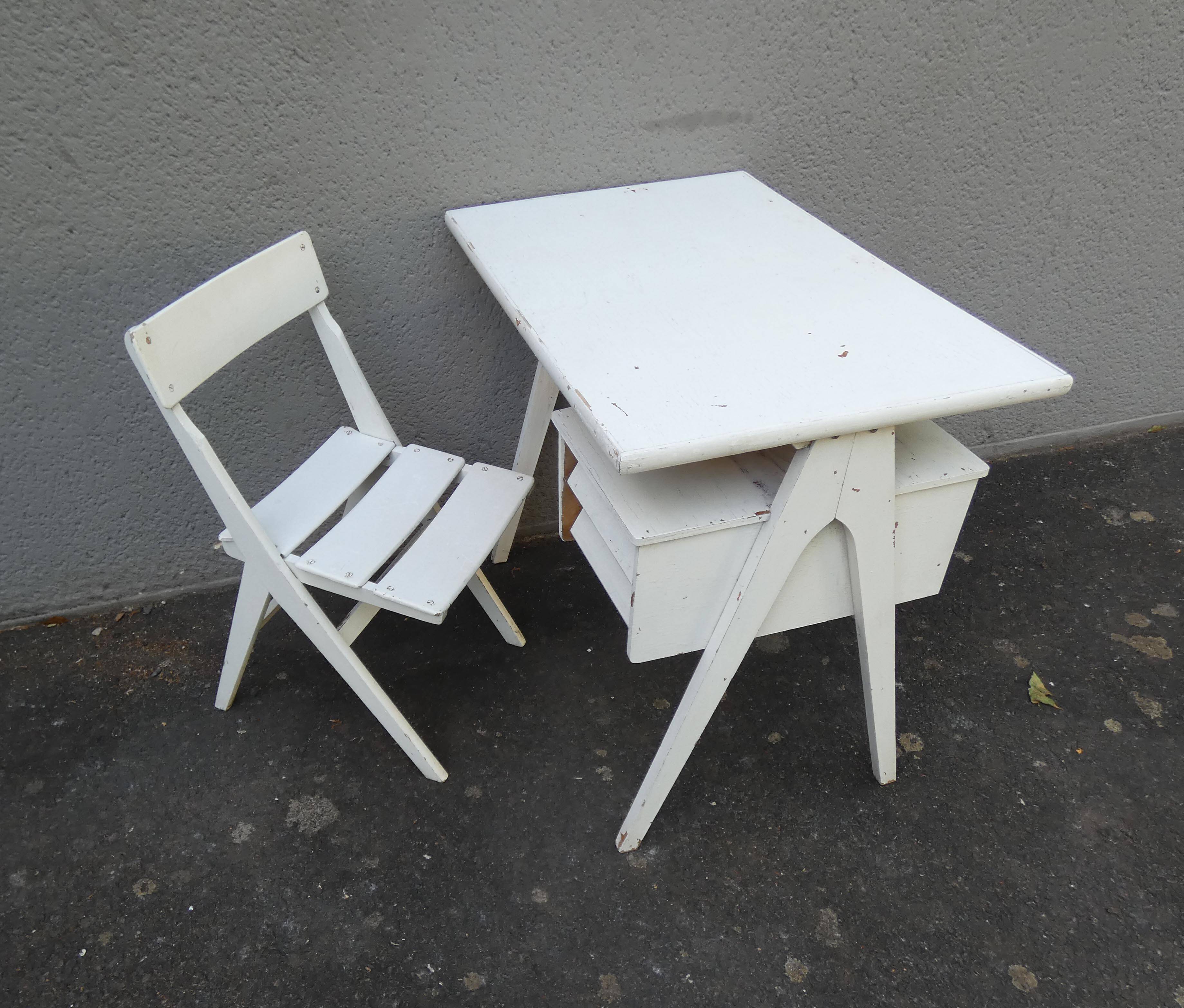 Scandinavian desk with compass legs for children