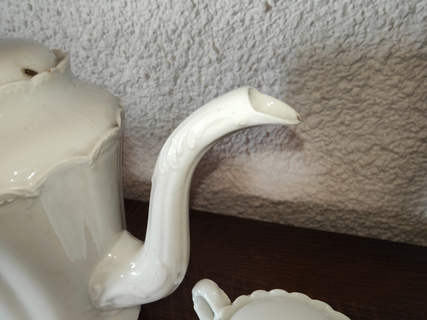 Limoges porcelain coffee maker in Haviland, white milk pot and sugar bowl decorated with leaves