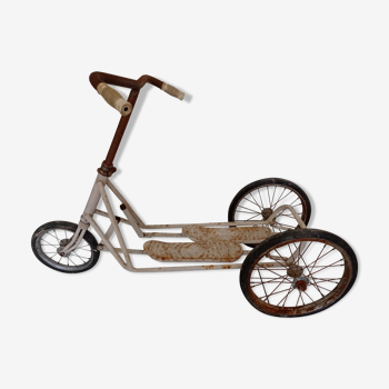 Ancien tricycle debout