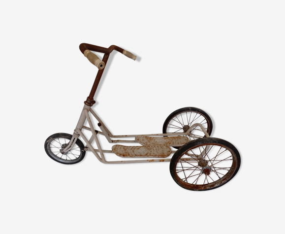 Ancien tricycle debout