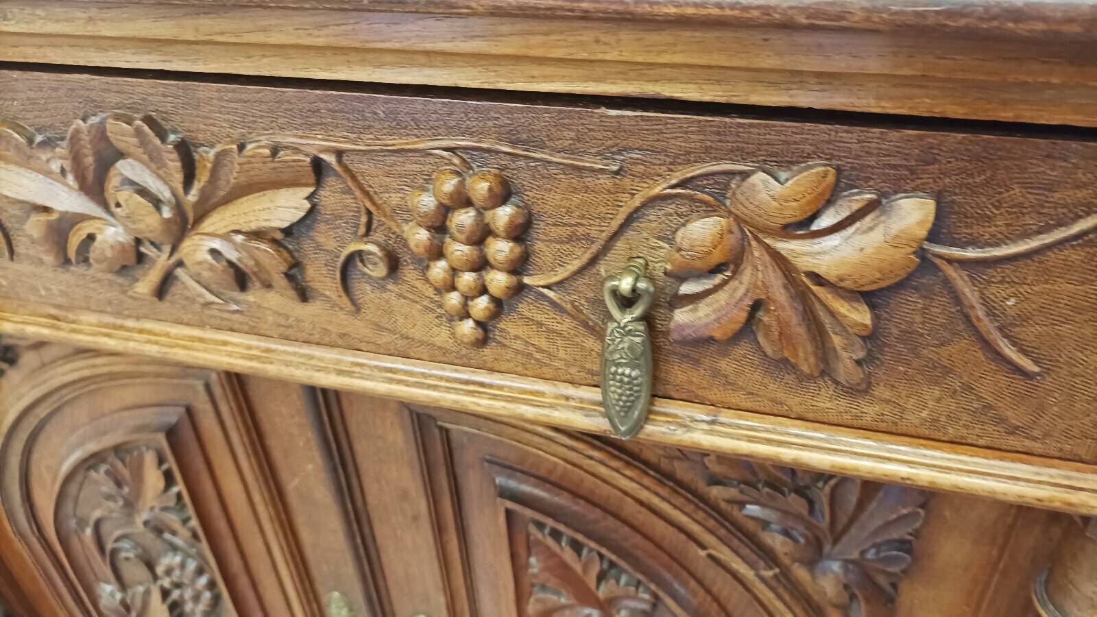 Art Nouveau buffet in carved oak with vine decoration