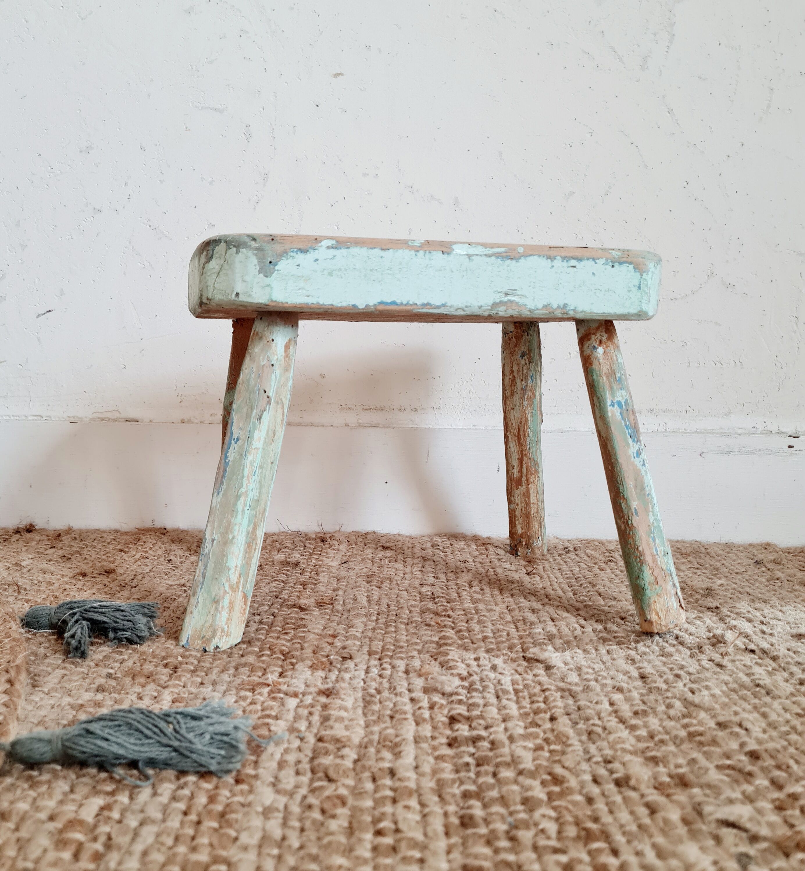 Tabouret de ferme en bois patine bleu vert